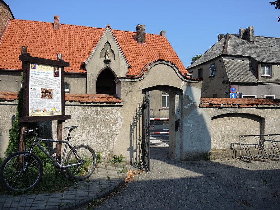 Przed kościołem Św. Katarzyny