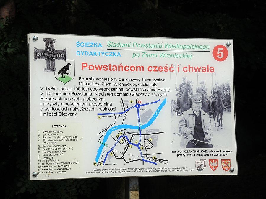 Tablica informacyjna przed pomnikiem