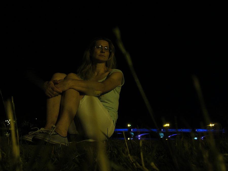 Z mostem w tle, w oczekiwaniu na drugi pokaz
