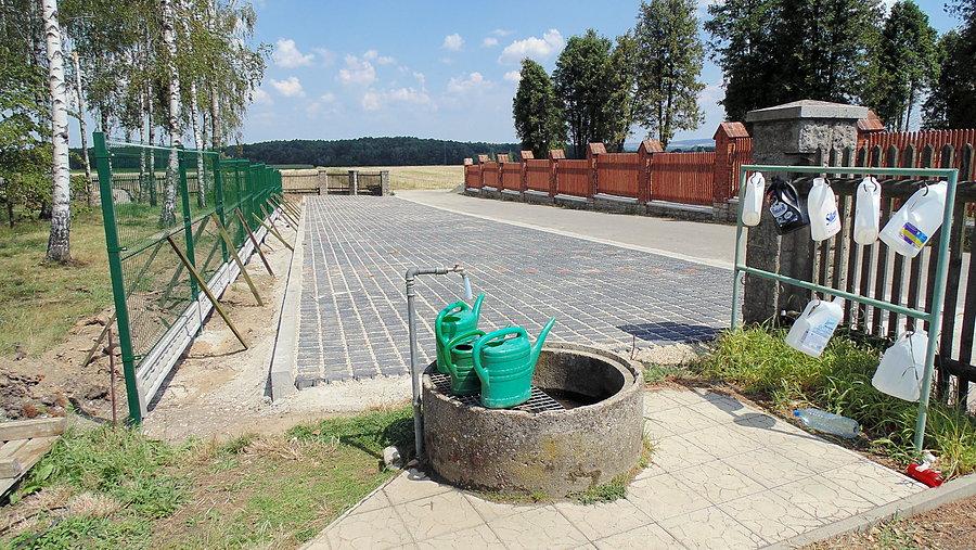 Nowy, już oddany do użytku, lecz jeszcze nie skończony parking przy Brożeckim cmentarzu