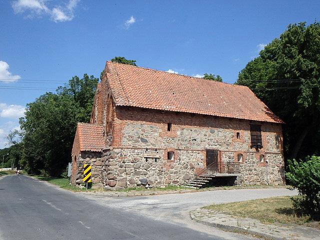 Gotycki kościół-spichlerz we Wroniu