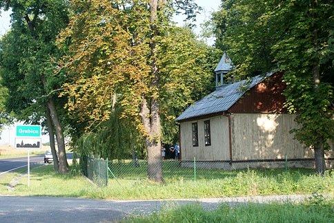 Stoi ona koło cmentarza