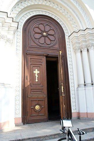 Napotykam otwarte drzwi cerkwi piotrkowskiej, wejdę do niej poraz pierwszy
