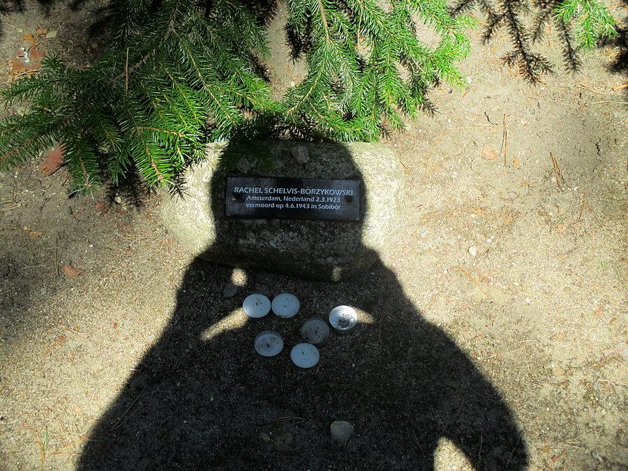 Jedna z tabliczek w alei ofiar na terenie obozu zagłady w Sobiborze