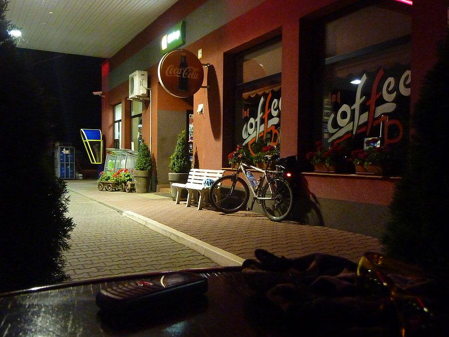 Pierwszy postój gdzieś za Sochaczewem. Cicho, spokojnie... słychać tylko dobiegającą z oddali dudniącą muzykę disco polo. Trochę kusi, żeby wprosić się tam na wesele i zjeść coś z mięsem