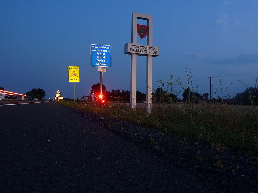 Po całonocnej jeździe, z jednym przystankiem na hotdoga i energetyk, docieram do Wielkopolski