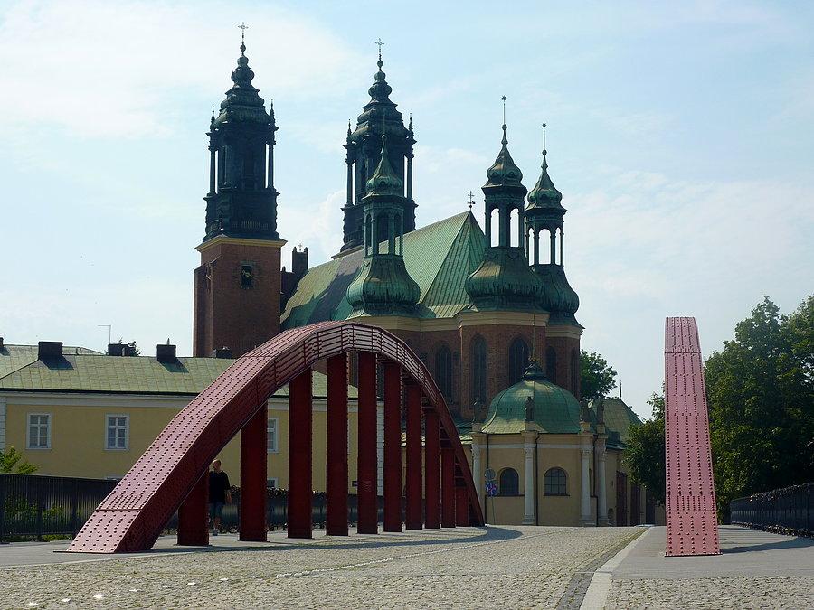 Obecna budowla powstała w XIV i XV w. Wewnątrz, w Złotej Kaplicy złożone zostały prochy Mieszka I i Bolesława Chrobrego,