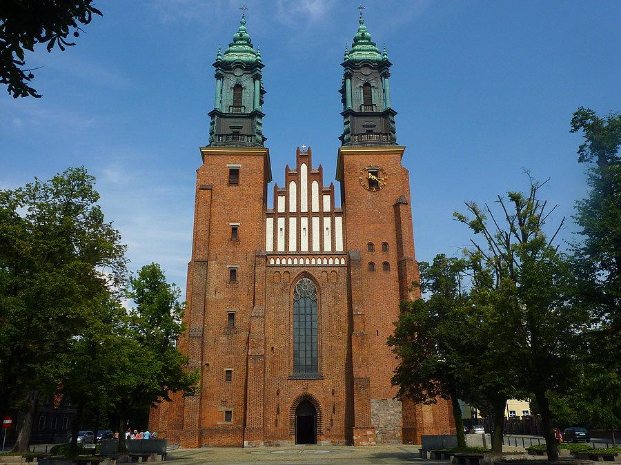Archikatedra św. Piotra i św. Pawła w Poznaniu. Jeden z najstarszych kościołów w Polsce, najstarsza polska katedra (od 968 r.). Prawdopodobnie to właśnie tu mógł zostać ochrzczony Mieszko I