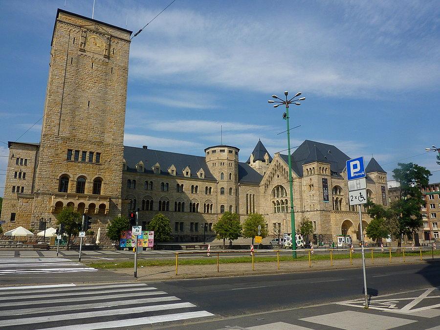 Zamek Cesarski w Poznaniu. Zbudowany na życzenie ostatniego cesarza niemieckiego i króla Prus Wilhelma II. Jest to najmłodszy zamek w Europie (budowę rozpoczęto w 1905 r.)