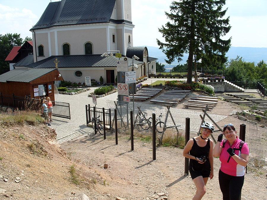 Więc zbieram dziewczyny razem i robię pamiątkową fotkę a w oddali znaki jak można wchodzić a jak nie, i dwie Panie stojące przed bramą które też dostały zakaz przekraczania owej zagrody. To po prostu jest smutne