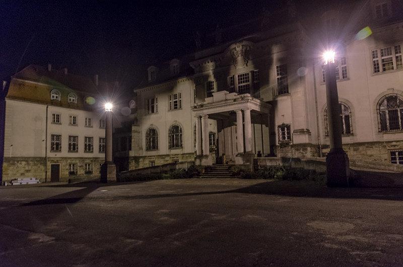 Pałac w Brynku nocą