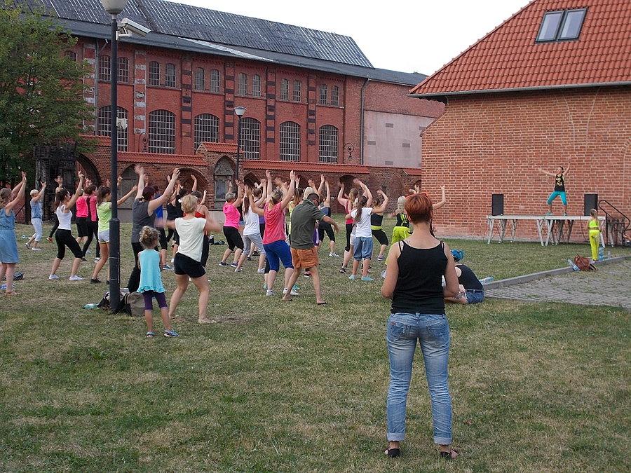 Charytatywna zumba na dziedzińcu Galerii EL