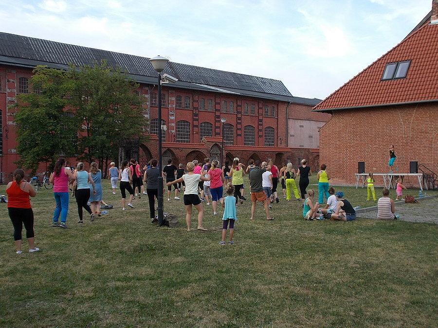 Charytatywna zumba na dziedzińcu Galerii EL