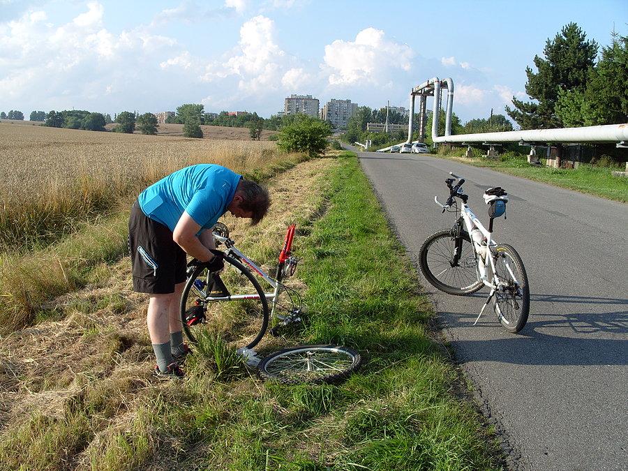 Pierwsza robótka na drutach, po chwili musiałem przejąć pałeczkę żeby więcej dziur nie wyszło ;))