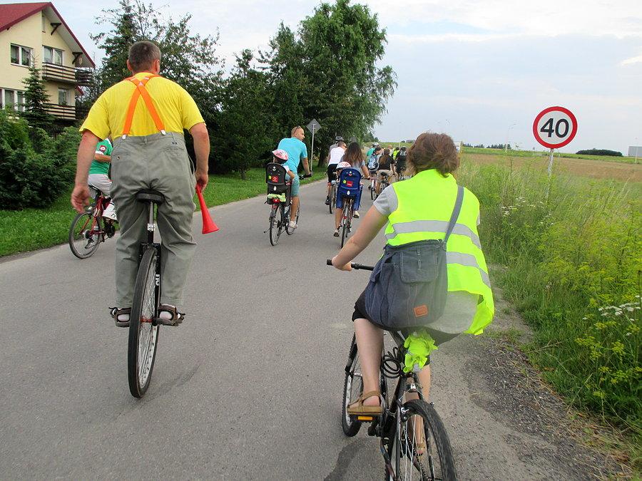 Lubelsko-Świdnicka Masa Krytyczna - rowerzysta z trąbką na mono