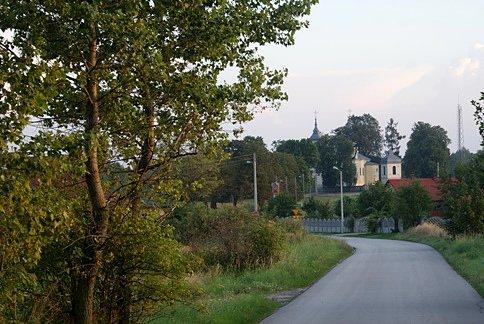 Widok z górki na parafię w Chorzęcinie
