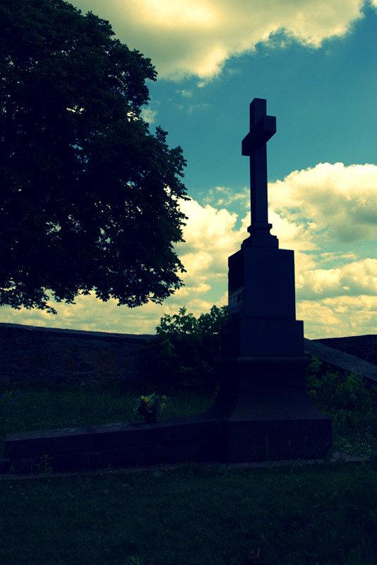 Krzyż przy kościele w Inowłodziu