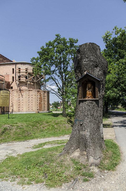 Tuż przy nowym kościele