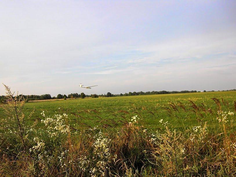Szybowce nad lotniskiem w Radawcu
