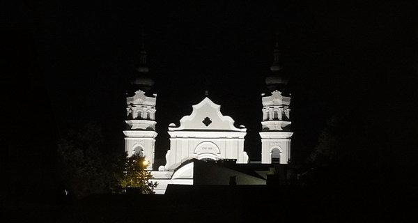 Wieże Kościoła Wniebowzięcia NMP późno wieczorową porą