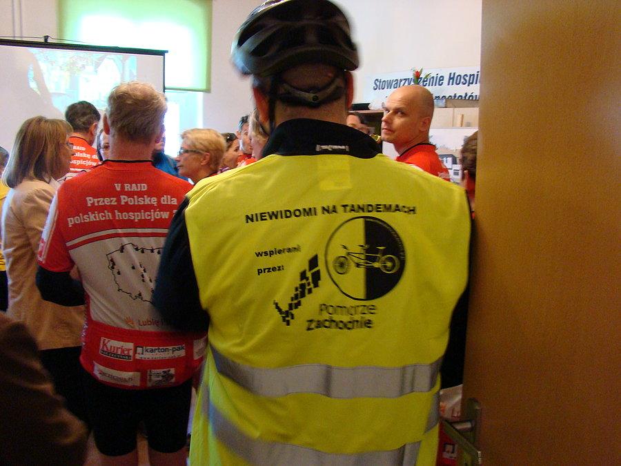 Przez Polskę dla Polskich Hospicjów - Maciek w siedzibie Polickiego hospicjum