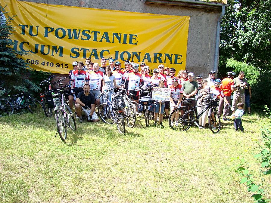 Przez Polskę dla Polskich Hospicjów - wspólne zdjecie uczestników i osób towarzyszących w rajdzie