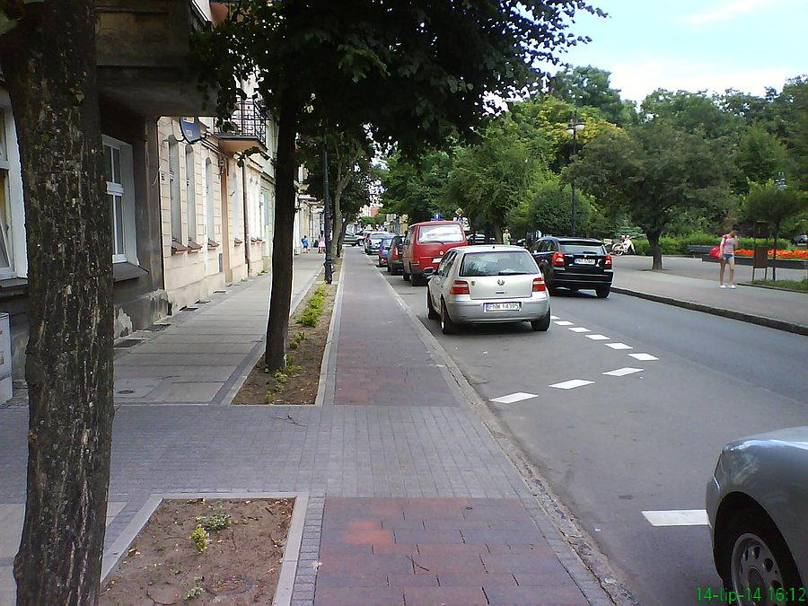 Nowa Sól - pomimo starej zabudowy udało się odseparować pieszych i rowerzystów