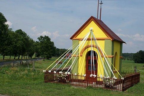 Kolorowa kapliczka