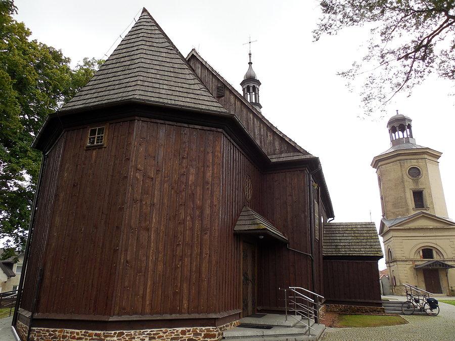 Skomlin – barokowy drewniany kościół pod wezwaniem Świetych Filipa i Jakuba z dzwonnicą