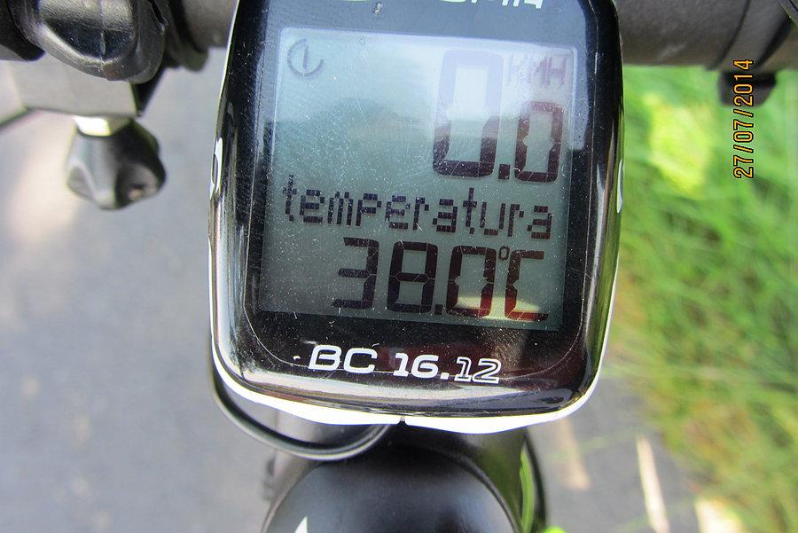Temperatura zarejestrowana przez licznik w jeździe w słońcu