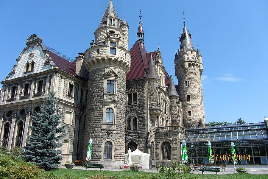 Zamek Moszna - Wschodnie skrzydło i oranżeria