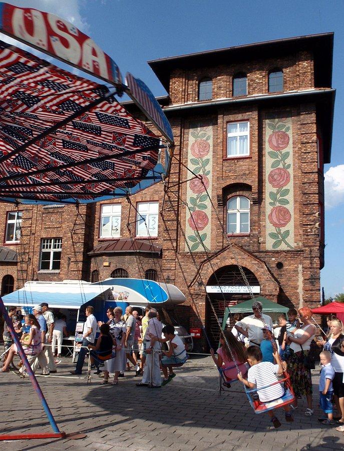 Karuzela przed pocztą na Nikiszowcu