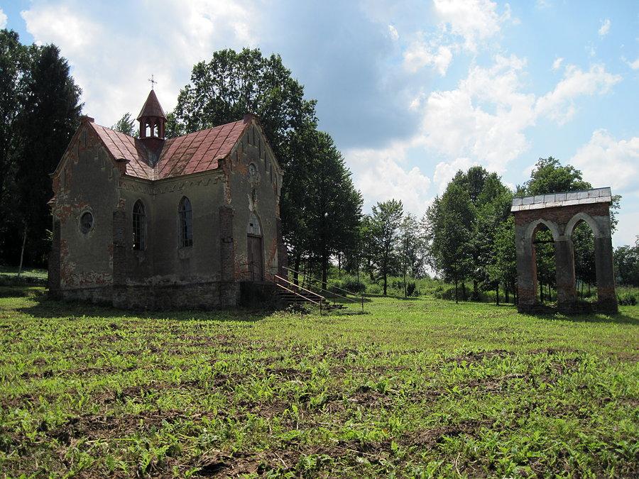 Od lat nieużytkowany kościółek w wyludnionej wsi Wołodź