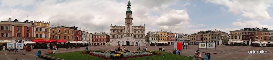 Zamość, widok na ratusz w rynku głównym