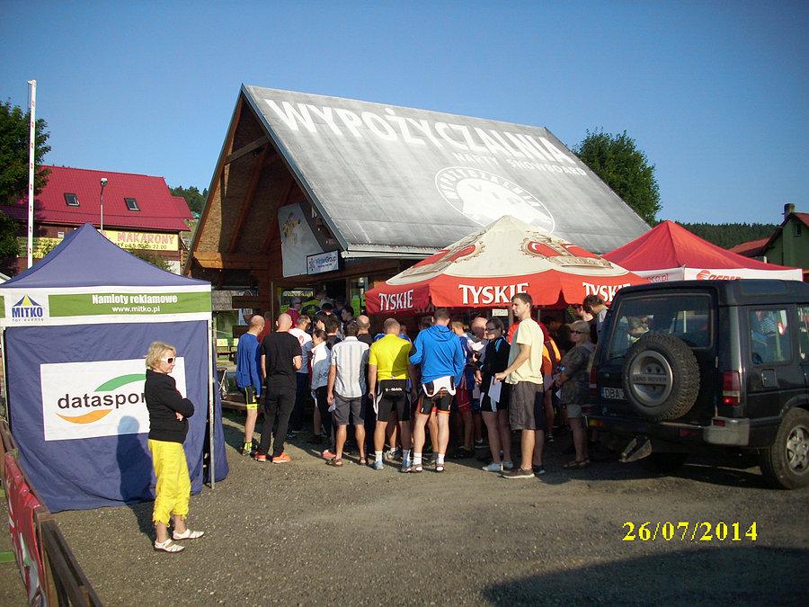 Przed biurem zawodów