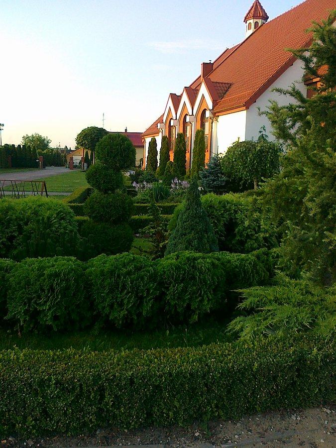 Zadbany skwer przed kościołem