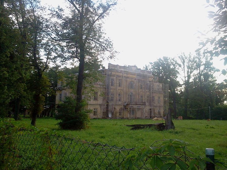 W końcu wzięli się za remont pałacu w Hnojniku