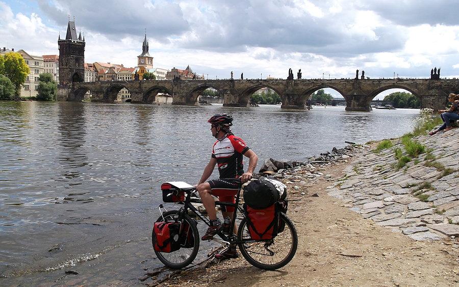 Praga zdobyta. Nad Wełtawą i most Karola w tle
