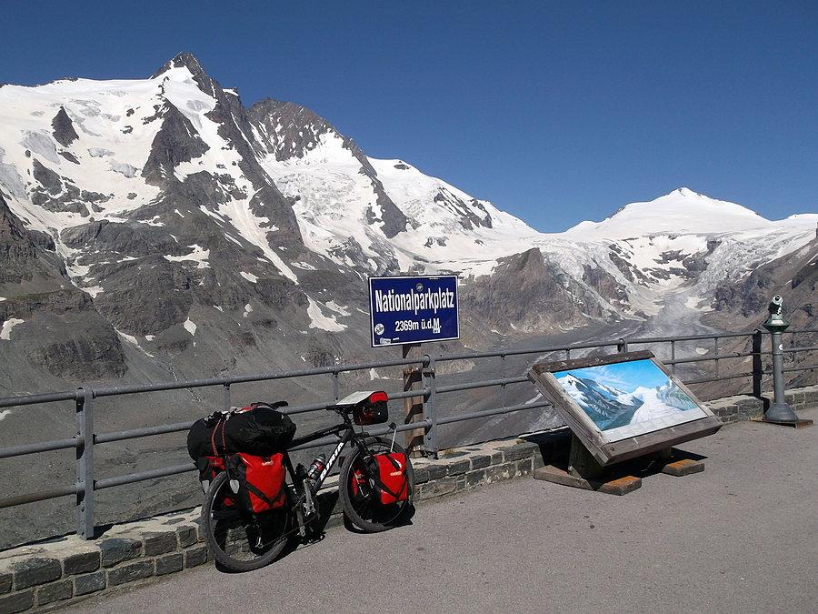 Dojechaliśmy nad lodowiec Pasterze. W tle szczyt Grossglockner (3798 m)