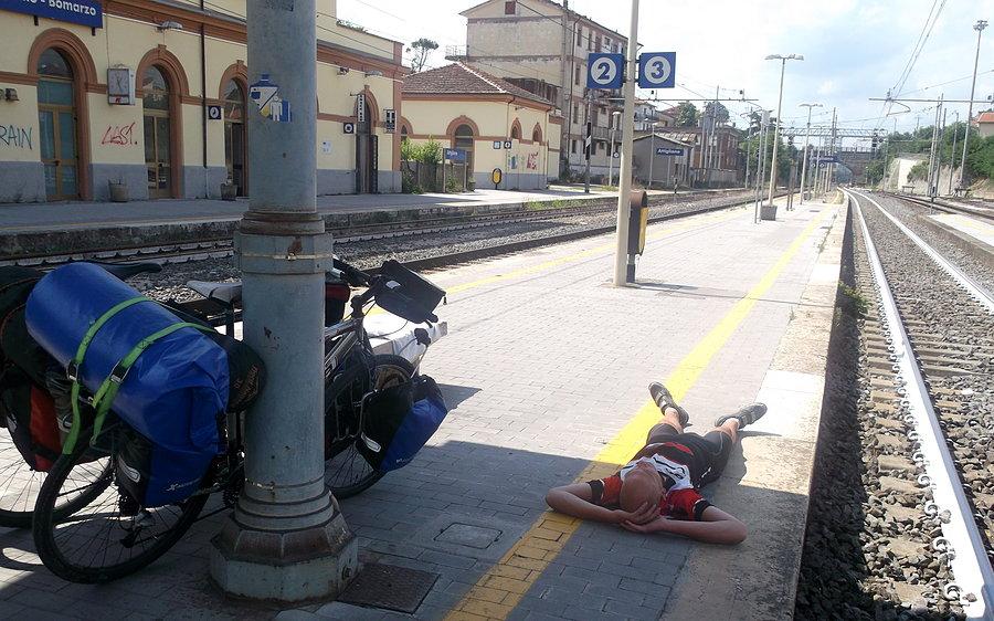 Tu mieliśmy dość kręcenia po górkach w upale i czekamy na pociąg