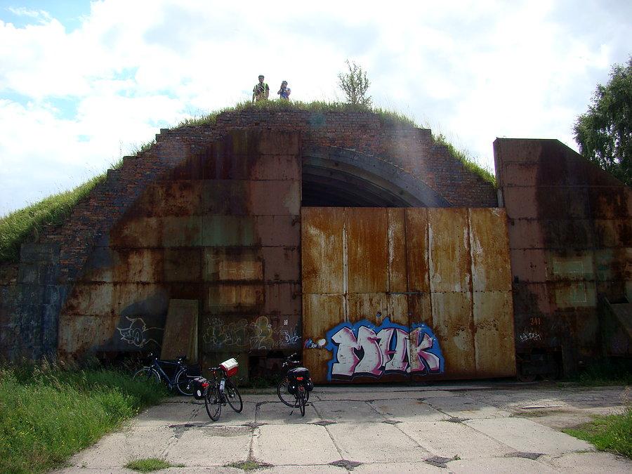 Neuruppin - zdobywcy hangaru na dawnym lotnisku Armi Radzieckiej dawnego DDR