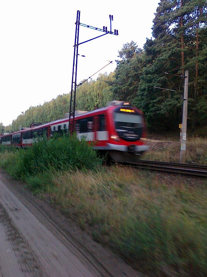 Dalej droga wiodła wzdłuż torów