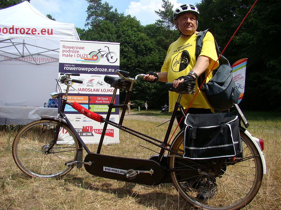 "Rowerowe podróże małe i duże" Nasz tandem na tle namiotu Rpwerowych Podrózy