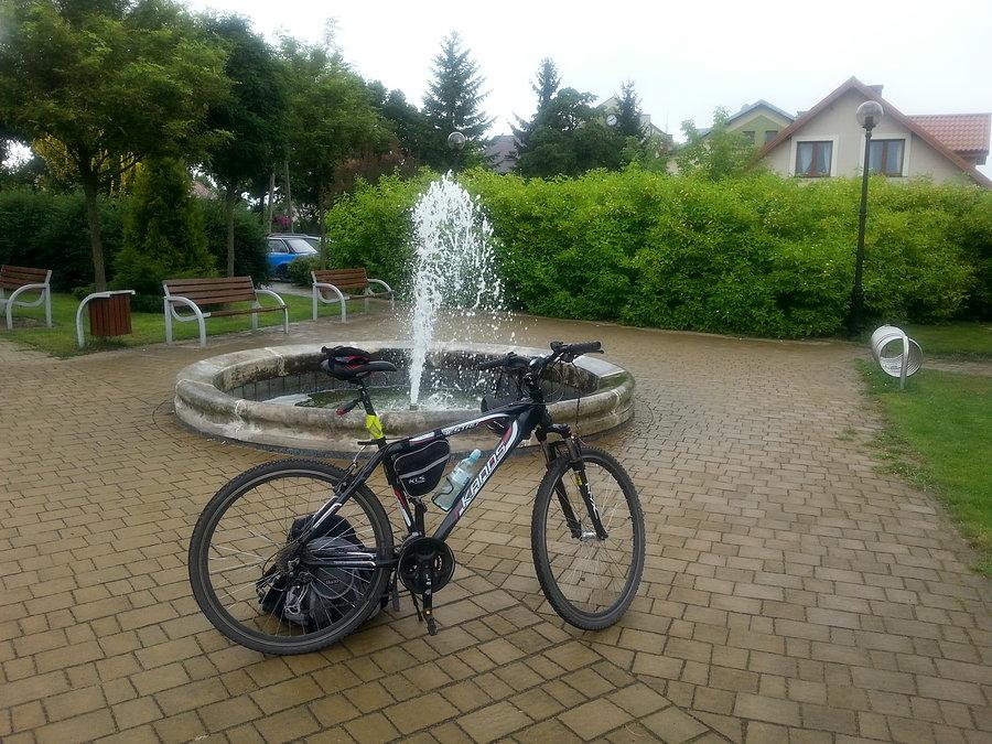 Skwer z fontanną, Czosnów