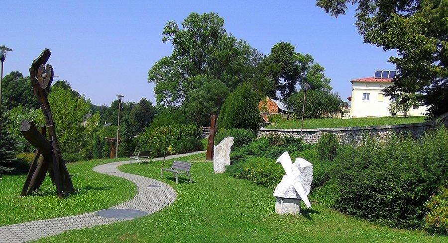 Zjechałem na chwilę do Plesna i zaraz będę się wspinał na główną drogę