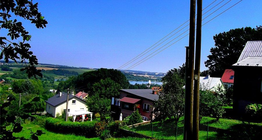 Jilešovice. Nad dachami domów można zobaczyć kawałek jeziora