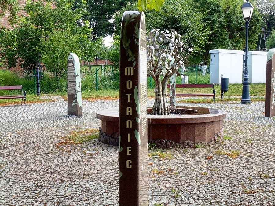 Granitowe tablice na skwerze