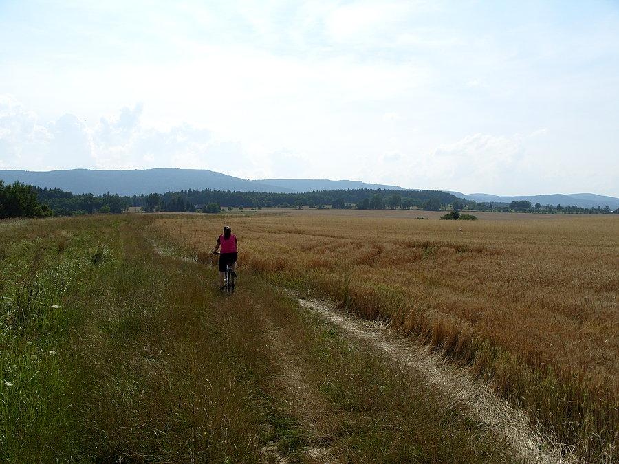 A dalej w nagrodę czekają piękne widoki na nowo poznawanej trasie, jedziemy drogą której w pewnym momencie prawie nie widać, czyli super dziko, co ja oczywiście bardzo lubię
