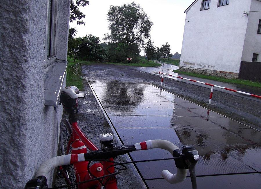 Paseky, chwila postoju. Spojrzałem w stronę Šilheřovic a tam niebo czyste i pojechałem dalej