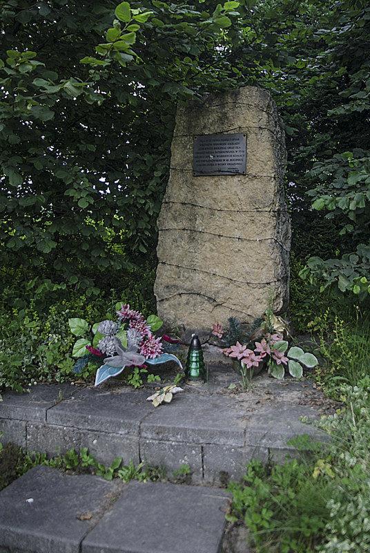 Pomnik w miejscu podobozu KL-Auschwitz-Birkenau w Kobiórze